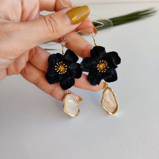 Black and gold floral dangle earrings | Modern flower bridal earrings | Wedding flower earrings handmade | Floral bridal jewelry for brides
